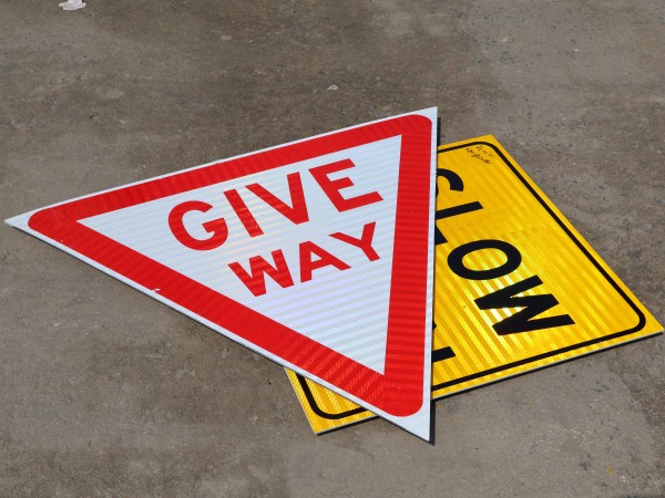 道路交通標(biāo)志板檢測