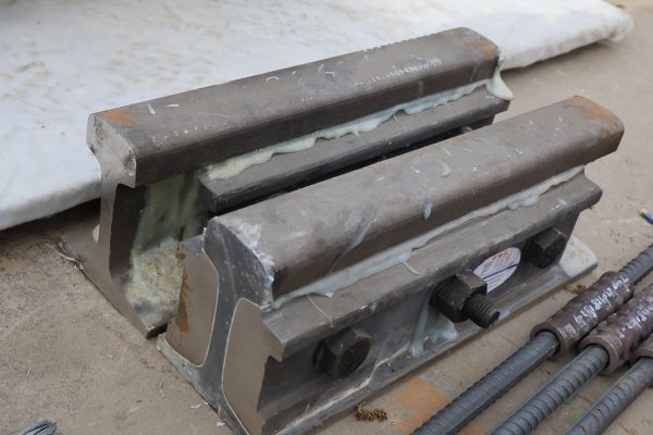 鋼軌膠接絕緣接頭檢測